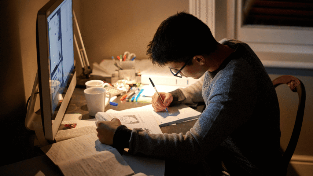 chico concentrado estudiando
